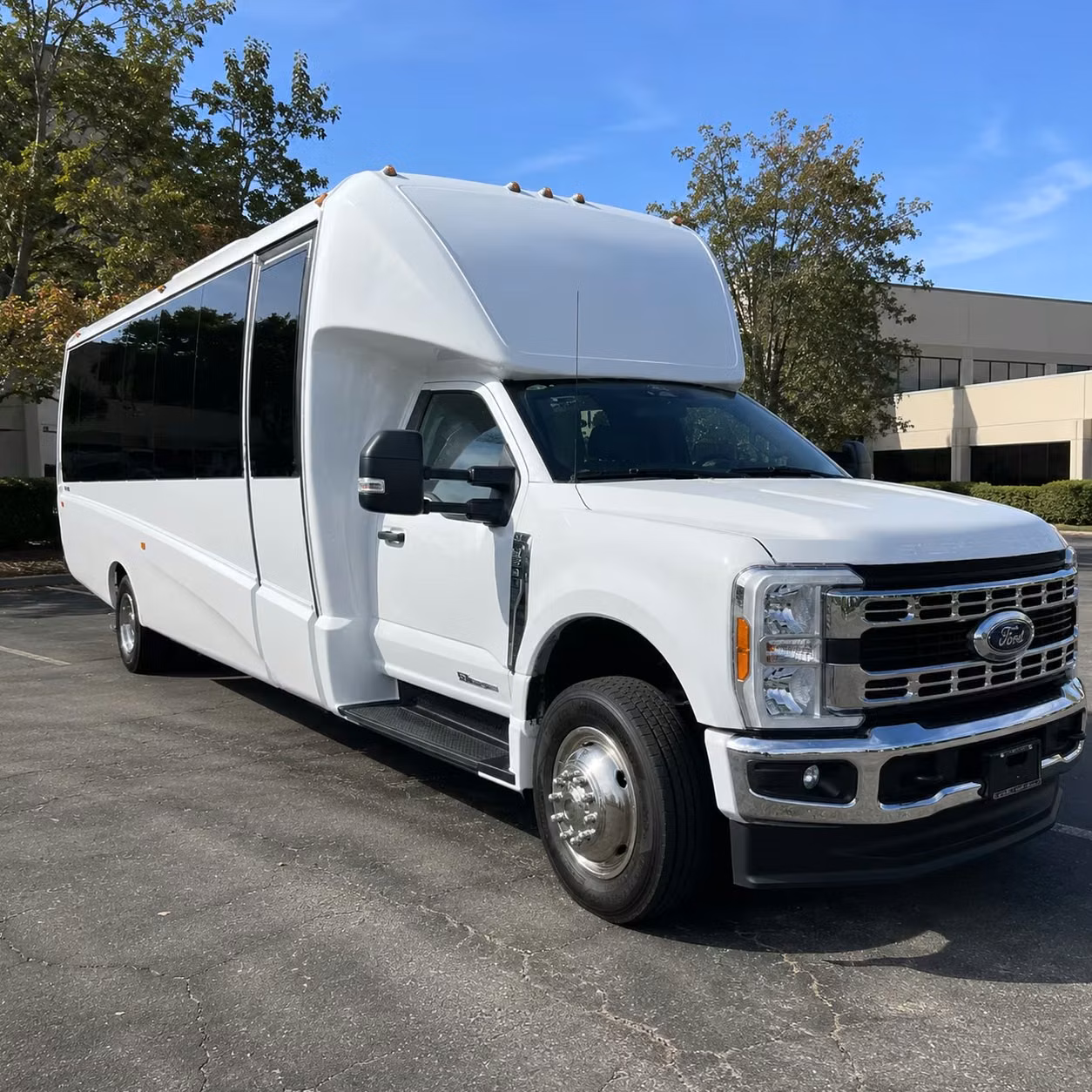 lakewood 15 passenger minibus rental
